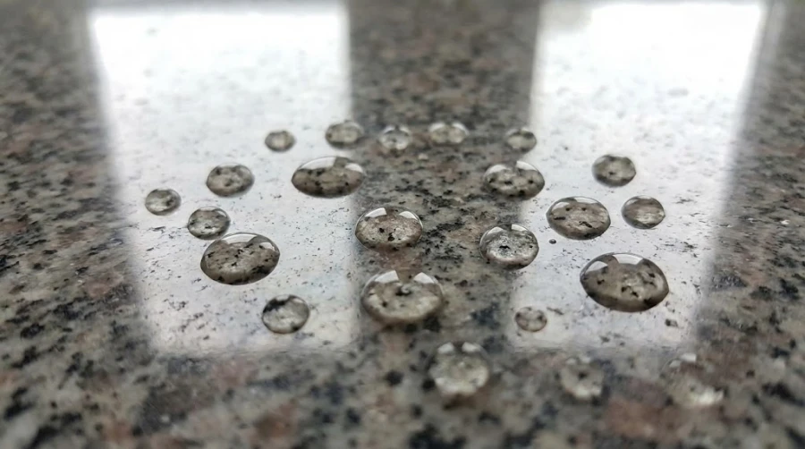 vodoottalkivayushchie-svoystva-granita